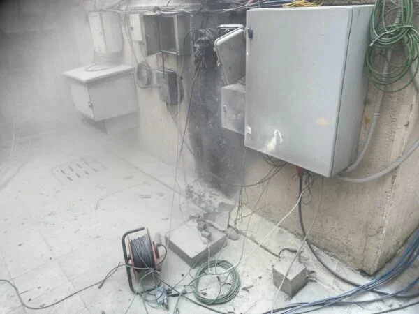 Chaos in het parlement, media signaal gesloten, brand vezels