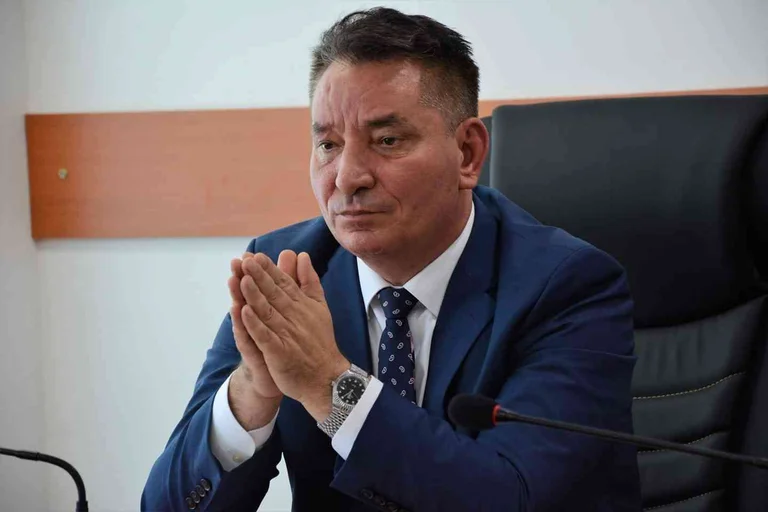 Lekaj: S’është normale, qeveria Kurti po mendon të shkojë kah “Gazprom-i” rus dhe Beogradi