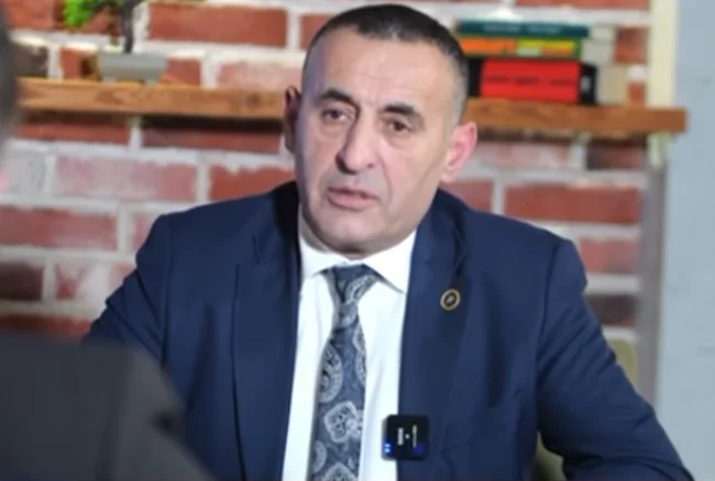 “Odat e armëve”, Brahimaj i kundërpërgjigjet Kurtit: Gjuhë përçarëse, luftës ia kemi nisë me armatim në odën e familjes Jashari