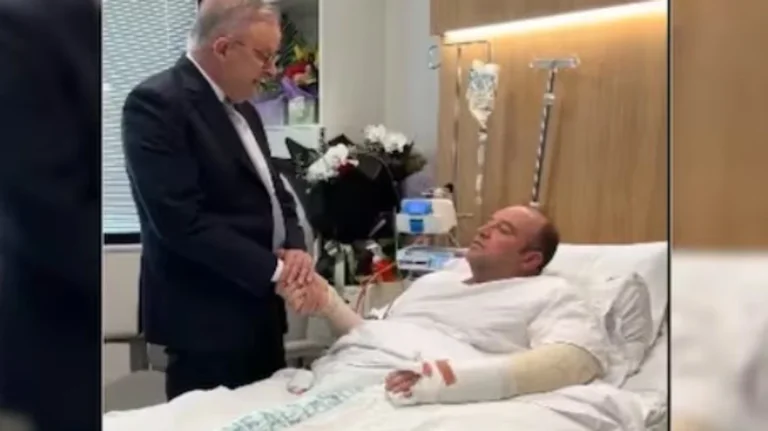 Olet australialainen sankari. Pääministeri Anthony Albanese tapaa miehen, joka riisui Sydneyn hyökkääjän aseista.