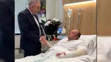 “Ahmed, 당신은 호주 영웅”: Anthony Albanese 장관은 시드니 공격자를 파괴 한 사람을 방문