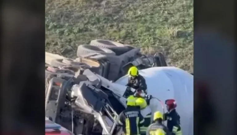 Poważny wypadek w Mazgi, kierowca ciężarówki umiera