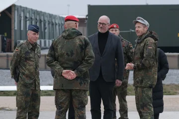 독일의 방어 장관 Kosovo Meets KFOR Soldiers