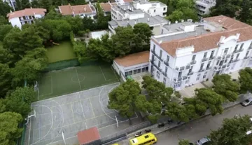 아테네에서 충격 : 14 세의 학생은 학교 내부에 안정