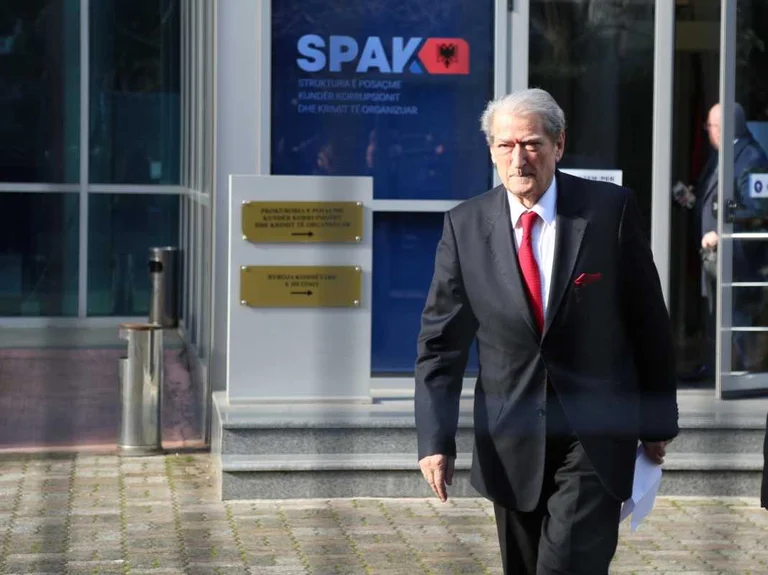 Proces odroczony przeciwko Sali Berisha