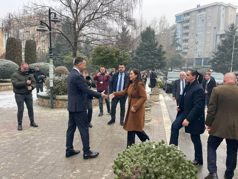 Vjosa Osmani menee entisen avustajan toimistoon: Urron Pecin virkaan Etelä-Mitrovica puheenjohtaja, hän odottaa kukkia