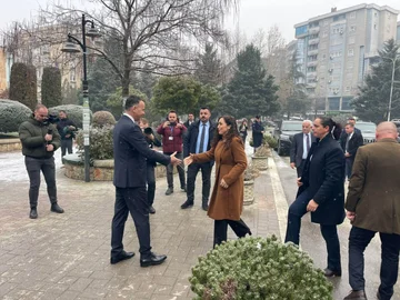 Vjosa Osmani는 전 동료 사무실에 간다 : 남쪽 Mitrovica Chairman의 게시물 Urron Pecin, 그는 꽃과 기대