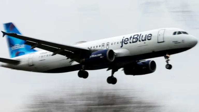 Vaaratilanne: JetBlue-lentokoneet välttävät törmäyksen American Air Force -säiliöllä