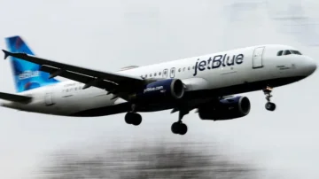 위험한 사건: JetBlue 항공기는 미국 공군 탱크에 충격을 피합니다