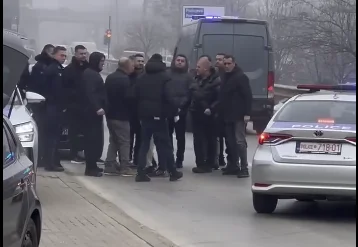 Obraz z miejsca, w którym zginęła policja, obywatele próbują zdjąć swój samochód z drogi (Video)