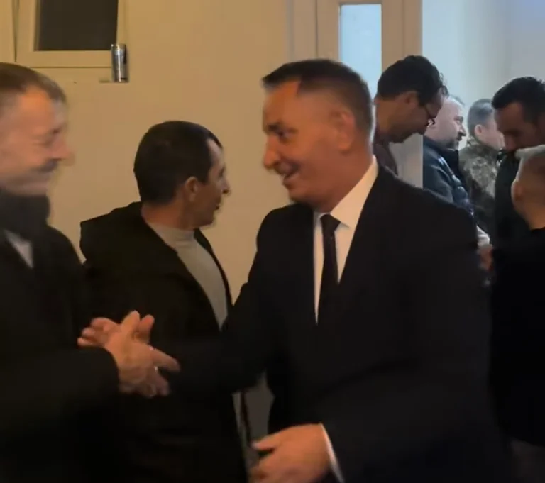 Pal Lekaj tapaa Pec-kylien asukkaat: Tuen ilmapiiri on vahva