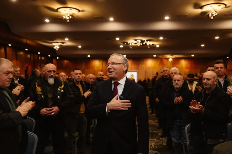 Bedri Hamza en una reunión de veteranos del KLA: Promesas un aumento del 50% para las pensiones de las categorías de guerra