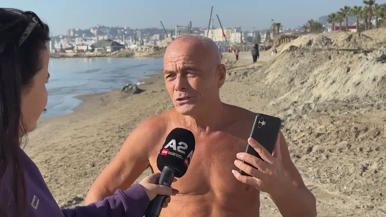 Plaża w grudniu w Durres, nawet tych mytych na morzu