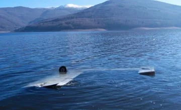 조사는 Mavrova Lake에서 충돌 한 비행기를 시작, 두 Kosovars에 의해 머리