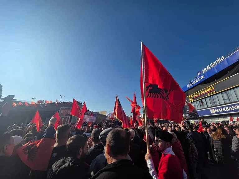 Протестите започват в Скопие, правосъдието търси бивши лидери на АОК в Хага
