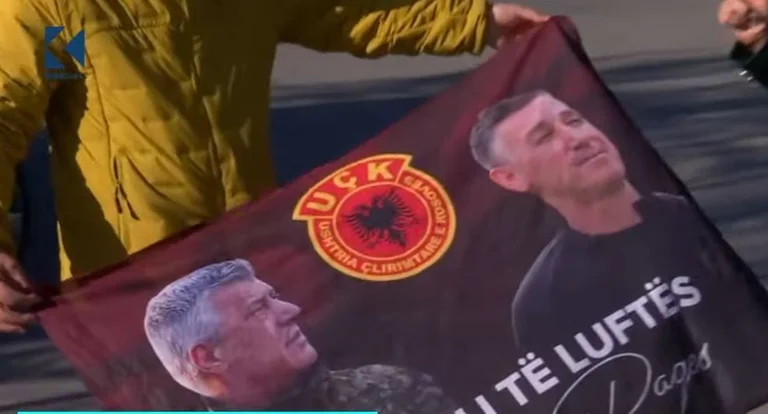 Z symbolami i flagami narodowymi obywatele atakują protest w Skopje