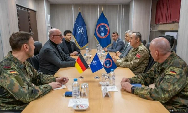 Ulustas isännöi Saksan puolustusministeri KFOR yksityiskohtia