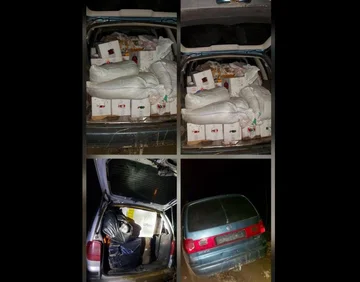 세르비아어 라이센스 판 smuggling 상품을 가진 북쪽 금지 4대의 차량에 있는 경찰