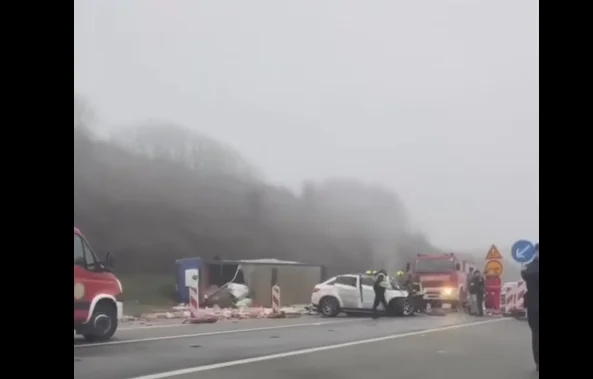 Wypadek na autostradzie “Imback Rugova” samochody i samochody ciężarowe rozbić przez uderzenie