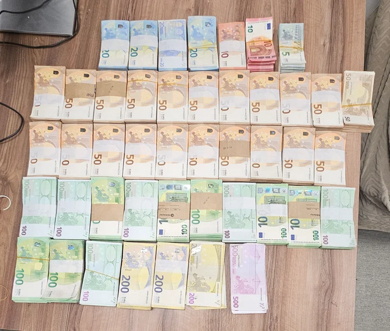 Tämä on albaani Presevosta. Rajalla on 295 000 euroa käteistä.