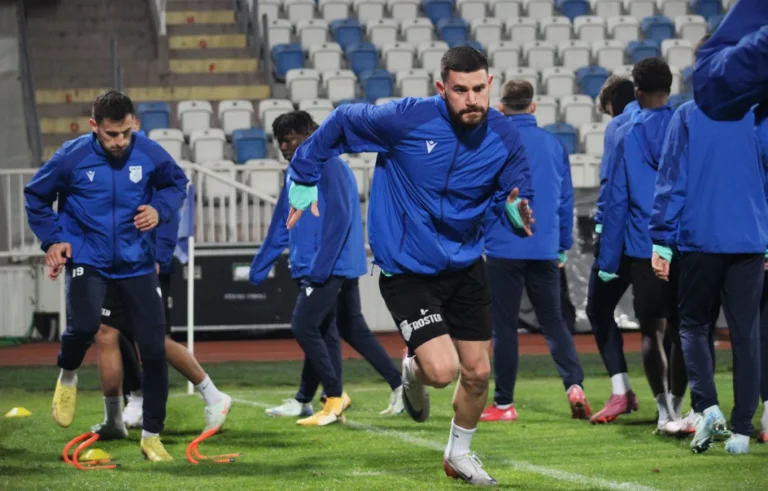 Light With Defensive Forms to AZ Alkmaari