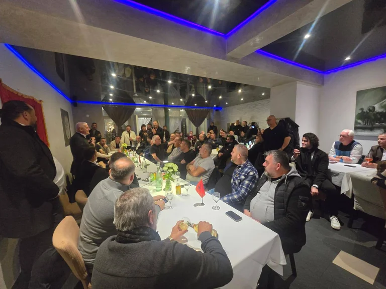 Свечла пренебрегна немските закони и предупреждението за посолството, като се проведе кампания в Mrgata