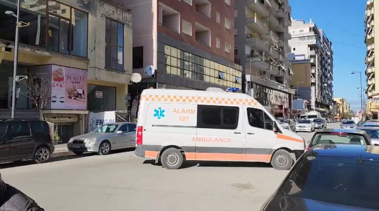 Fier: 52- year-old spada z balkonu na 5. piętrze do sąsiada na 2. piętrze