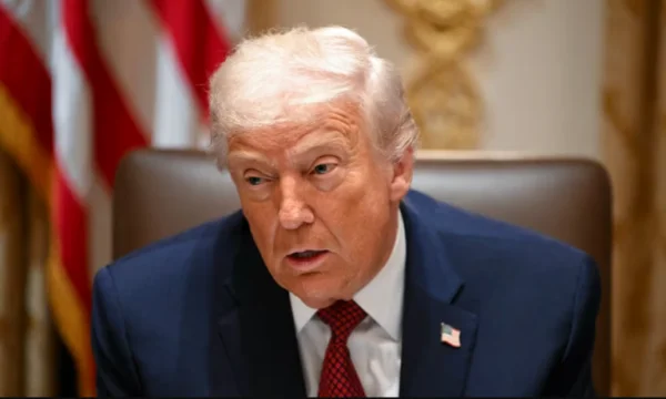Trump prezentuje < x0) złoto” s warte $1m