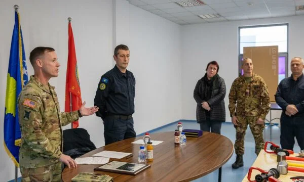 KFOR przekazuje sprzęt strażacki Prisztina w celu wzmocnienia bezpieczeństwa, reagowania kryzysowego