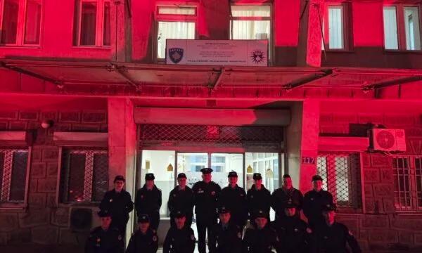Kosovo 경찰은 “16 Gender Base”의 비폭력에 대한 활성의 일