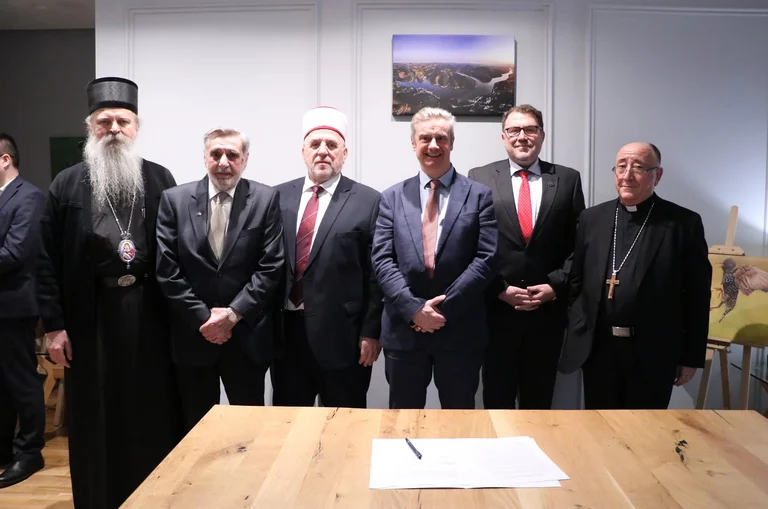 Kosovossa uskonnolliset johtajat allekirjoittavat julistuksen sukupuoleen perustuvaa väkivaltaa vastaan