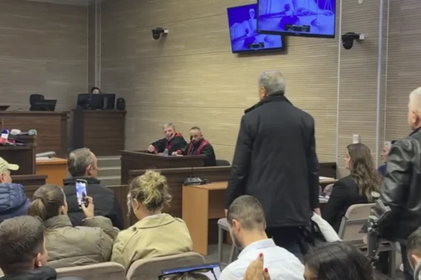 Ridvan Muharremi dezorientuje salę sądową, gdy wejdzie z rękami w kieszeniach