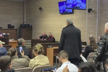 Ridvan Muharremi confuses the courtroom, 순간 그는 그의 주머니에 자신의 손으로 걸어 (VIDEO)