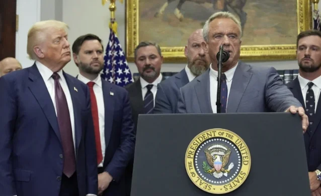 Trumpin anto tutkii mahdollisia kuolemantapauksia, jotka johtuvat COVID-rokotteesta