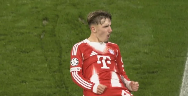 To tylko 17 lat, Carl strzela drugi gol dla Bayerney.