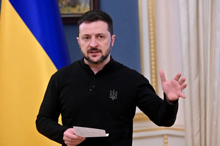 Zelensky efter ryska attacker: Applicera allt överenskommit i Paris