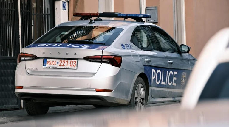 Coche en Pristina, detalles de la policía
