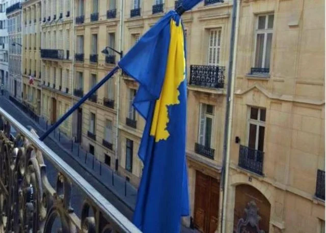 Kosova Büyükelçiliği Paris'te konsolosluk hizmetlerini 2 haftadan fazla kesmek için, bu yüzden