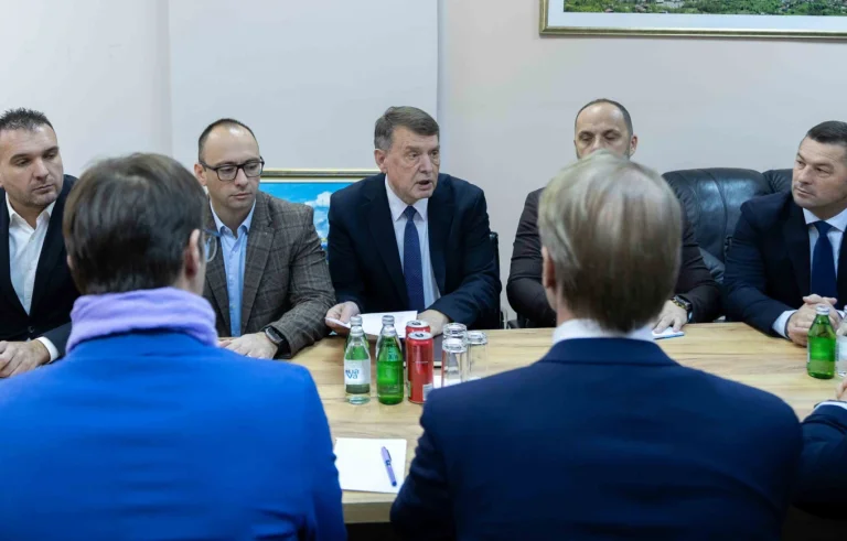 AB ofisi kuzey belediyelerine görevlerin düzgün teslimatını memnuniyetle karşılamaktadır