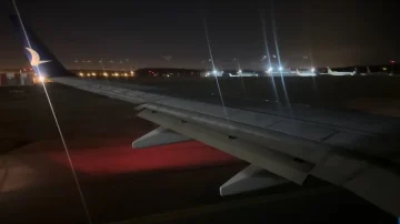 터키의 공항 Sabiha Gökchenı에서 일어난 사건은 (VIDEO)