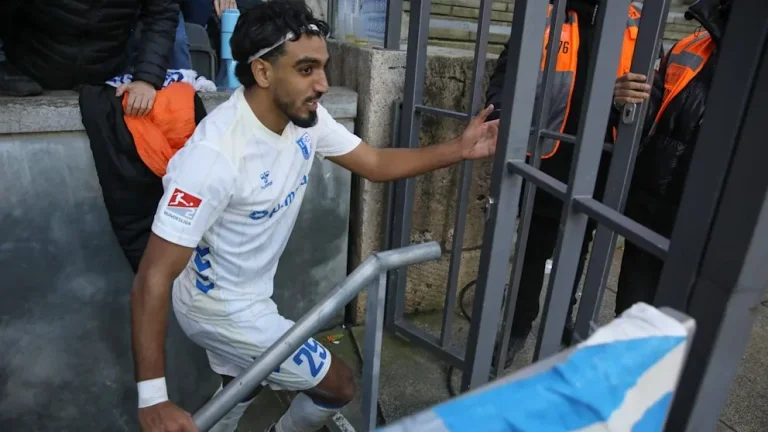 Er lief zu begrüßen Fans, Fußballspieler fällt in die 7m tiefe Lücke