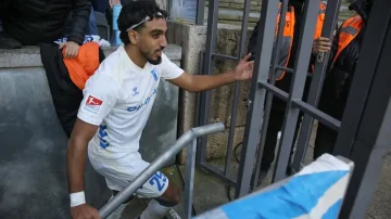 Er lief zu begrüßen Fans, Fußballspieler fällt in die 7m tiefe Lücke