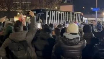 Naples-Juventusの試合前の緊張、”のバスストーンでヒット