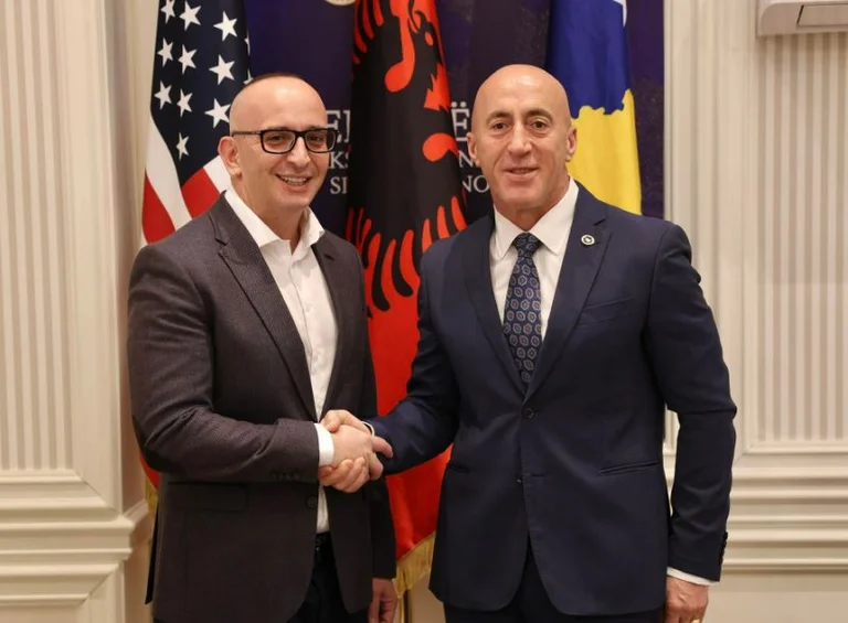 Bir doktor AAK'a tayin eder, Haradinaj'dan hoşlanır