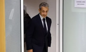 감옥에서 20 일에 Sarokozy의 고백 : 나는 그 회색에 의해 지배 된 색상의 부족에 의해 감명을 받았다.
