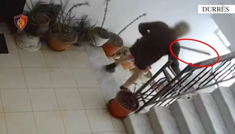 Durres: 76 yaşındaki, kafasının zor şeylerle vurarak kadını öldürmeye çalışır, tutuklandı