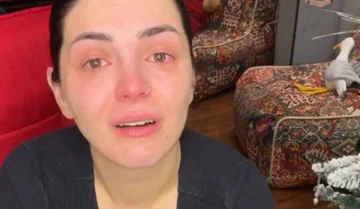 Fifi cries live, appears in a severe emotional state
