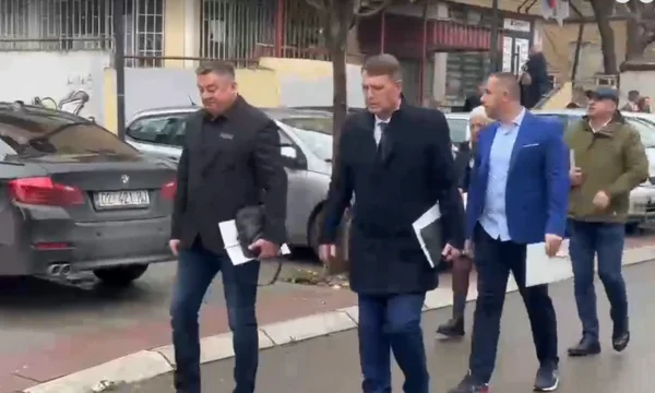 Zvecan Belediye Meclisi'nde yeni belediye başkanı geldi, medya için ayrı olarak imzalandı.