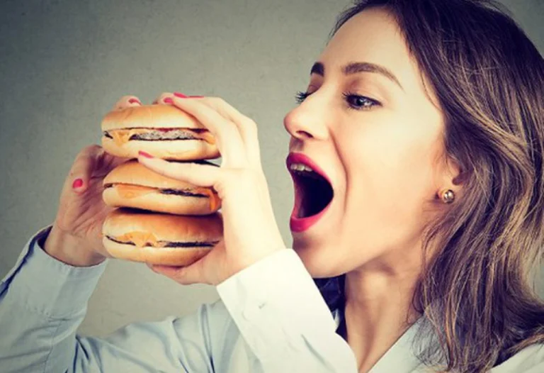 Stress and fatty food: How can you combat their effect with a simple drink?
