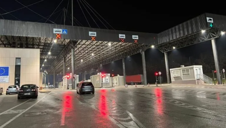 סרביה טוענת כי היא עצרה אזרח אלבבני במרדר: דגל לוגו של KLA נמצא